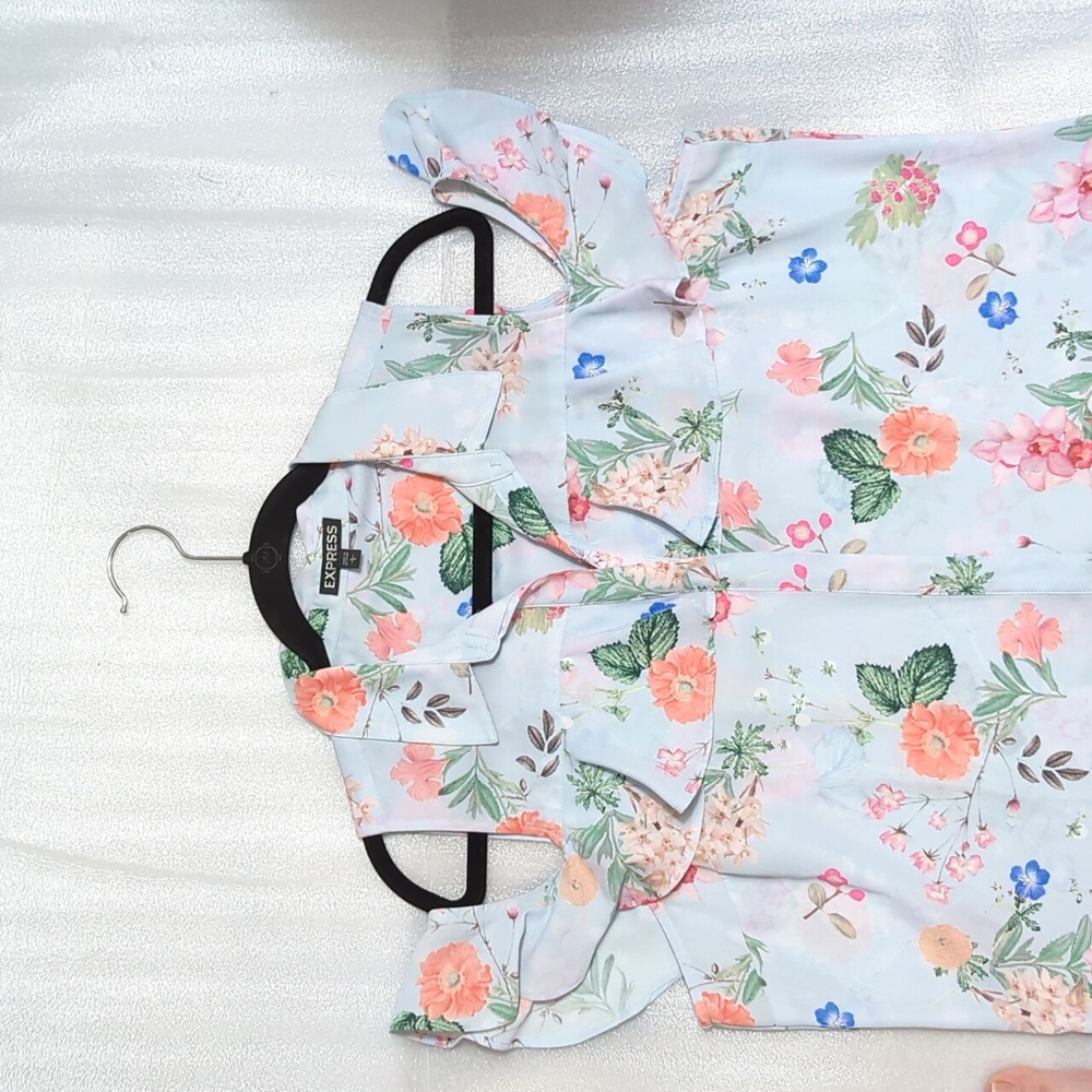 Express Women's Cold Shoulder Light Blue Floral Top Size Large - Picture 2 of 10